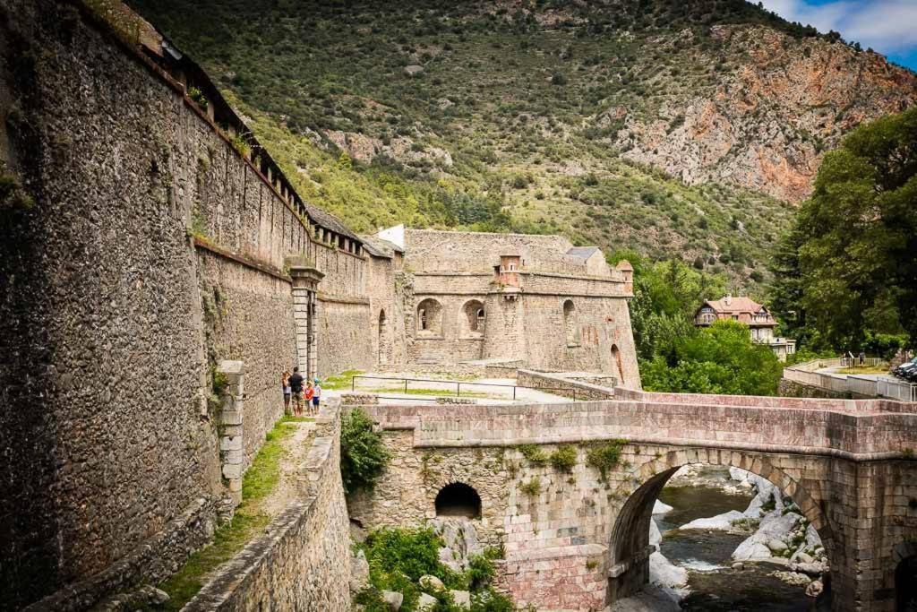 Les Maisons Du Conflent, Maisons Familiales En Pierre Au Coeur Des Remparts ヴィルフランシュ・ド・コンフラン エクステリア 写真